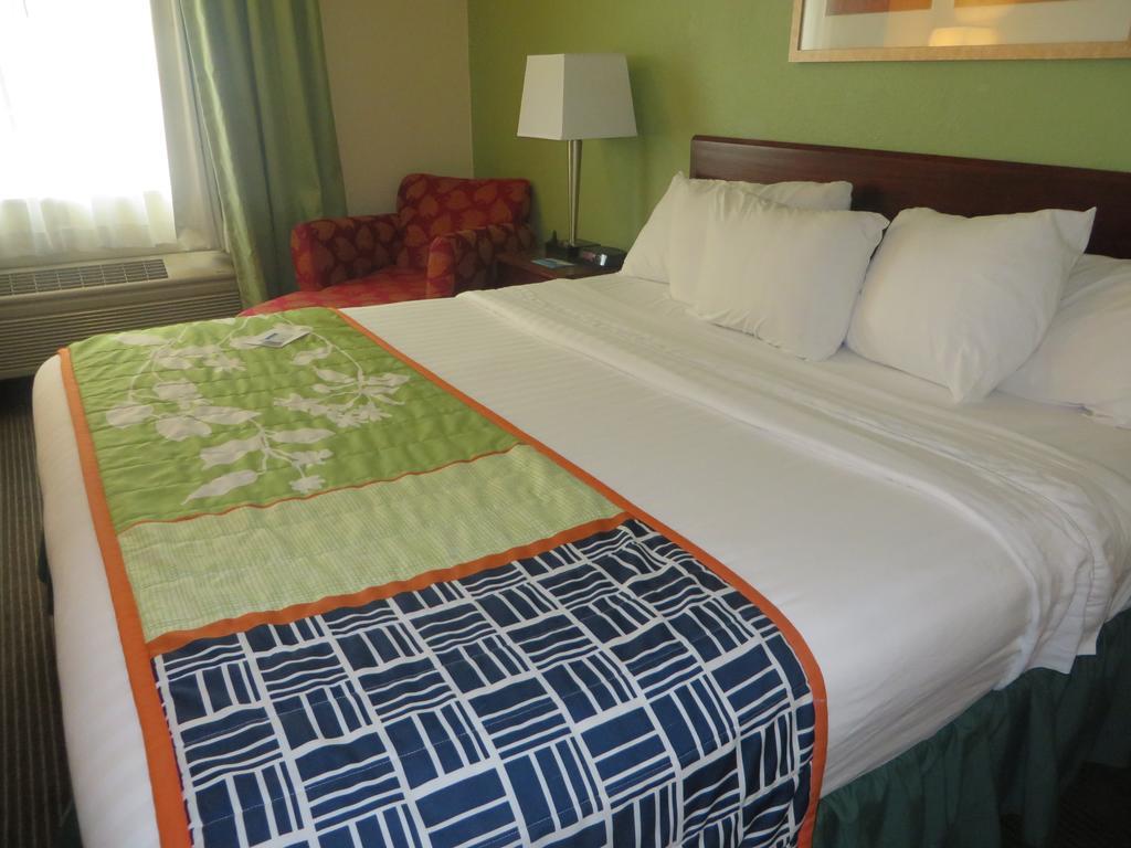 Baymont By Wyndham Jefferson City Chambre photo