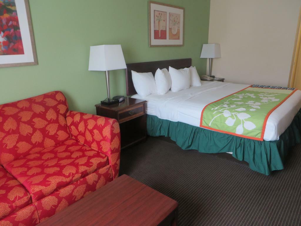 Baymont By Wyndham Jefferson City Extérieur photo